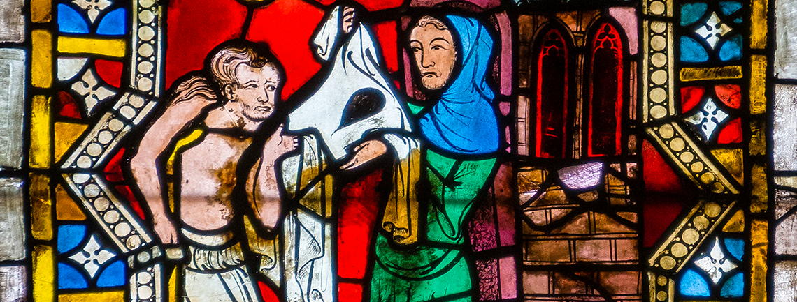 Nackte bekleiden. Detail aus einem Glasfenster des Regensburger Doms