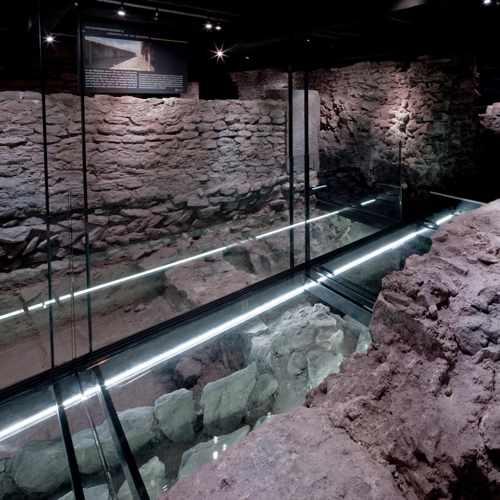 Blick in die untersten Befundschichten mit den Fußböden des späten 2. und 3. Jahrhunderts. © Uwe Moosburger