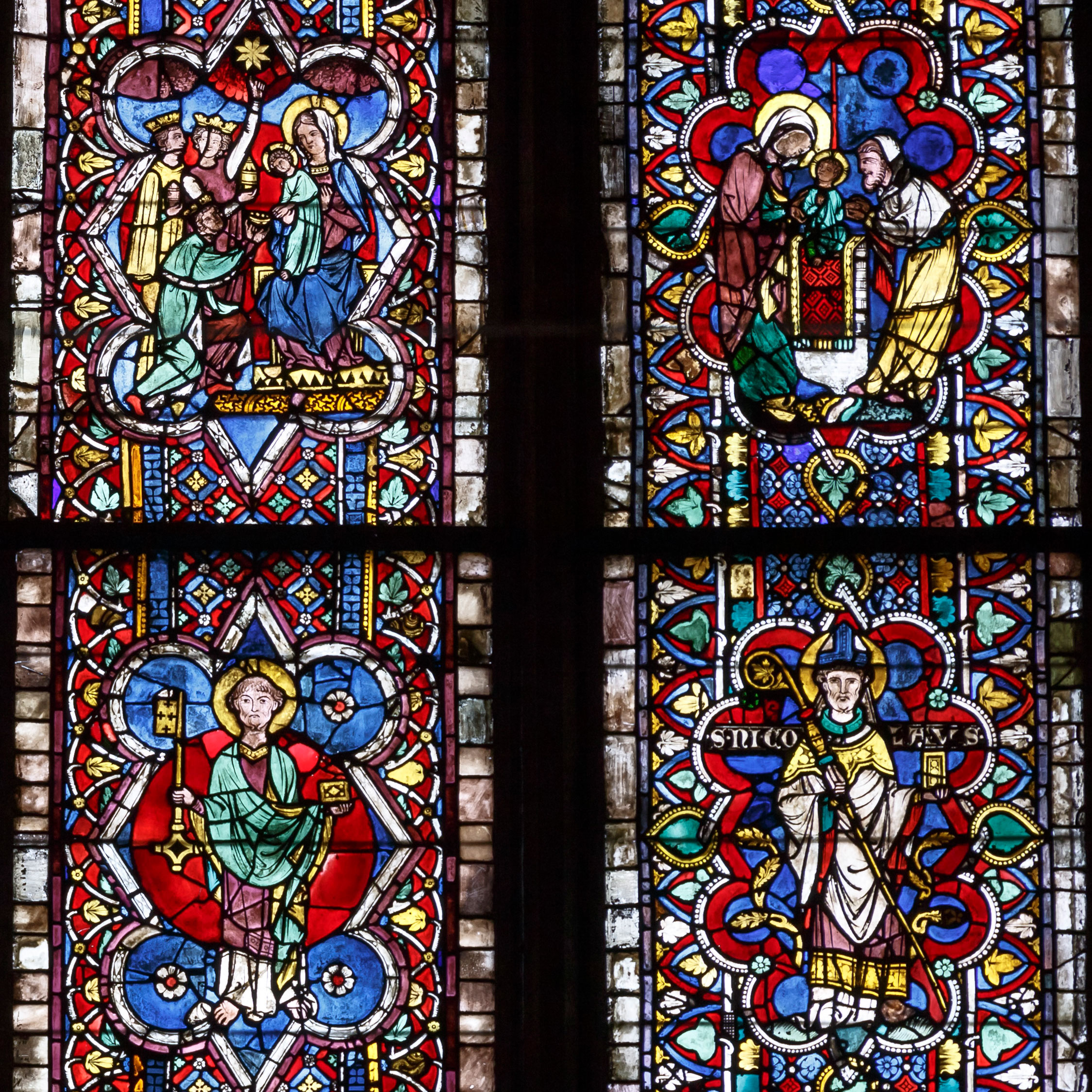 Anbetung der Könige, Darstellung im Tempel, der Apostel Petrus und der hl. Nikolaus, aus dem Mittelfenster I des Hauptchors (untere Reihe), um 1313