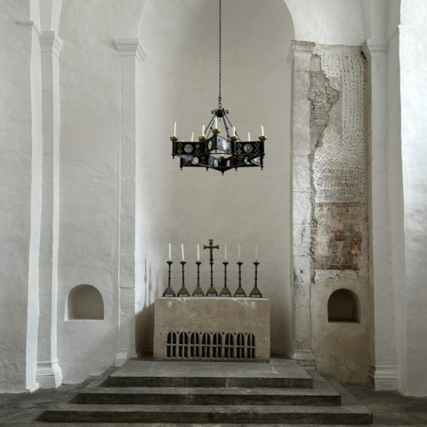 Blick auf den Altar der Stephanus-Kapelle (Datierung 5.-10 Jh.) und Reste der Weiheinschrift (1070)